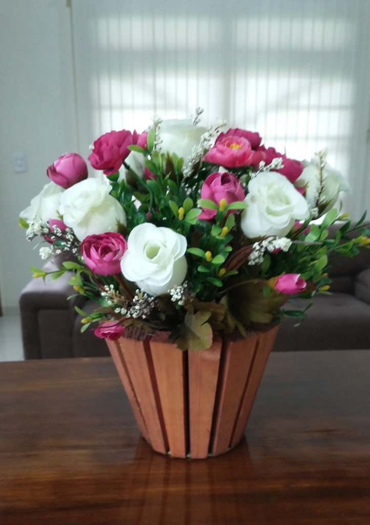 Arranjo de Rosas Brancas e Flores Cor Pink – Kristina Arranjos