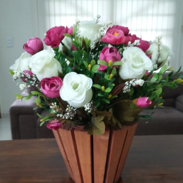 vaso de madeira com flor artificial rosas brancas