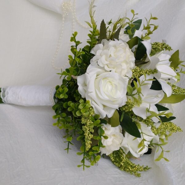 Buquê de Noiva Rosas e Lírios Brancos