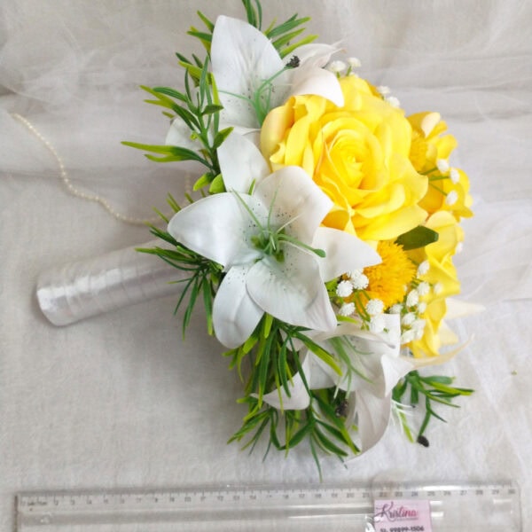 Buquê de Rosas Amarelas e Lírios Brancos
