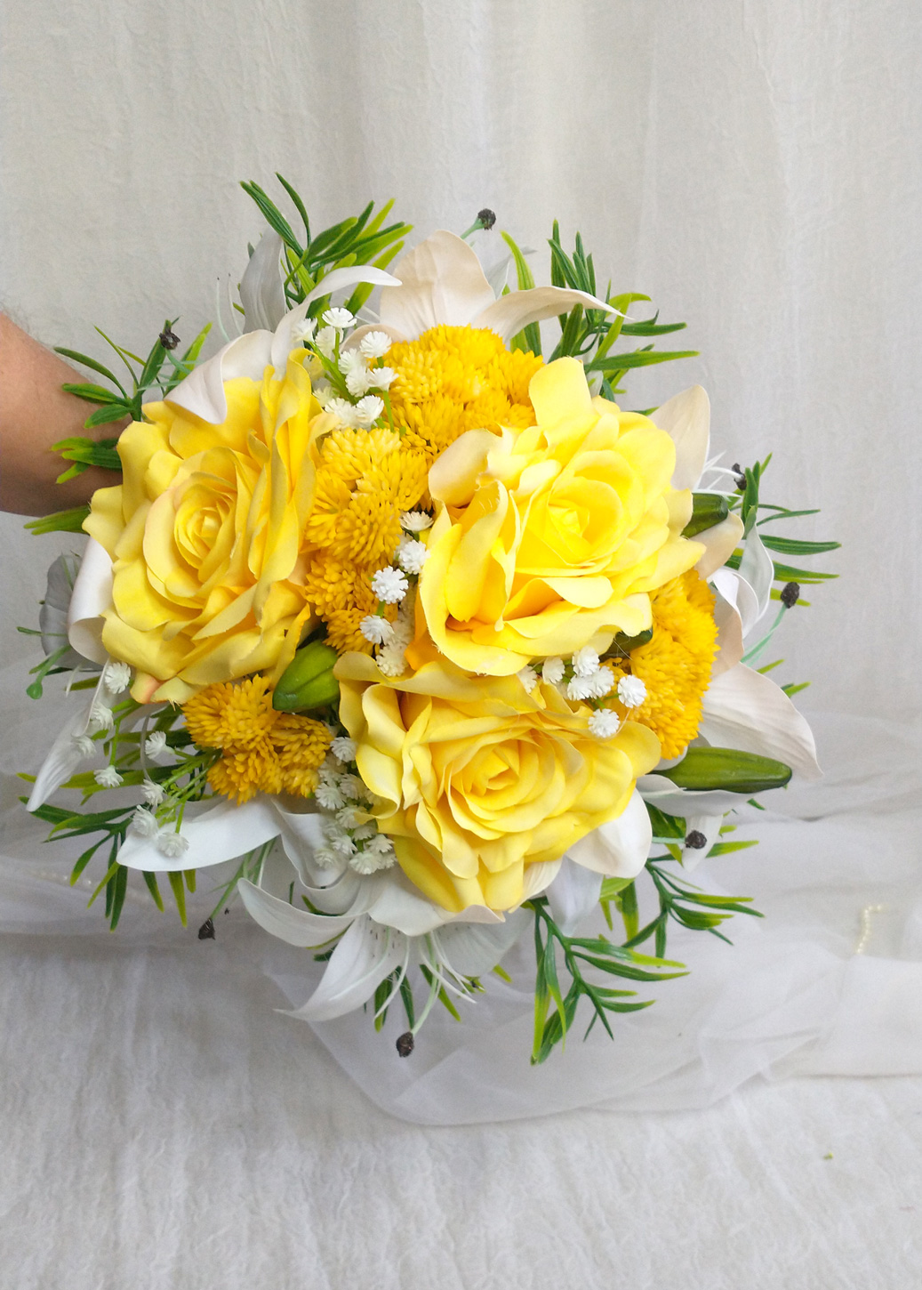 Buquê de Rosas Amarelas e Lírios Brancos – Kristina Arranjos