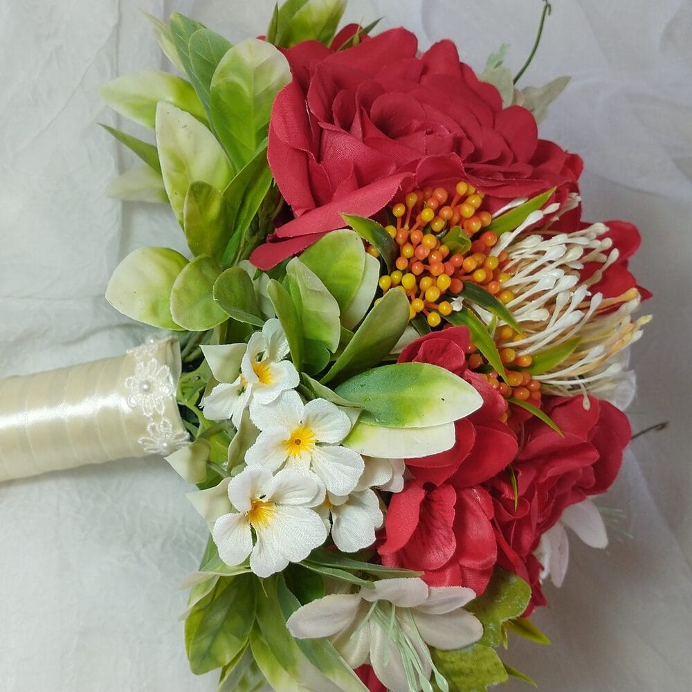 Buquê de casamento com flores vermelhas, brancas e verdes, detalhes elegantes e delicados.