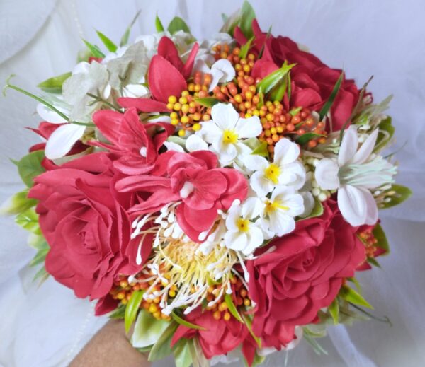 Buquê de noiva de flor artificial com rosa vermelhas e protea