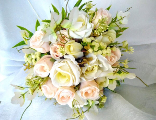 Buquê de Noiva Rosas Brancas e Rosa Chá - Imagem 2