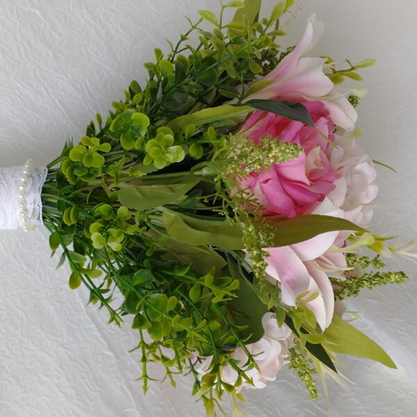 Buquê de casamento com flores rosa, brancas e folhagens verdes, decorativo e elegante.