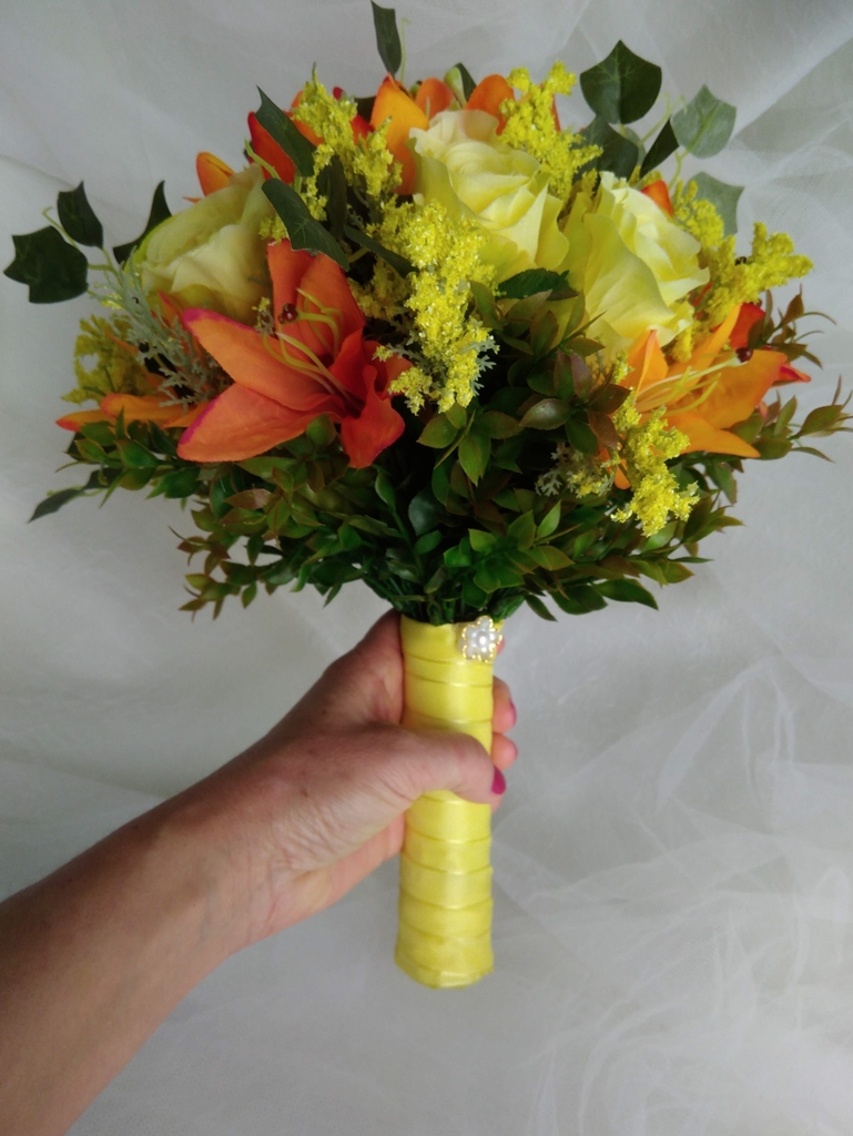 Buquê de Noiva Rosas e Lírios Amarelos – Kristina Arranjos