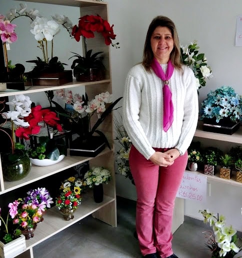 Variedade de buquês de flores em loja de decoração floral.