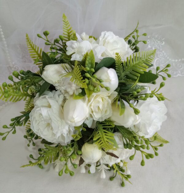 Bouquet de flores brancas com folhagens verdes, decorativo para eventos e casamentos.