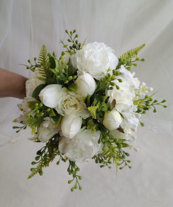 Buquê de casamento branco com flores e folhagens verdes.