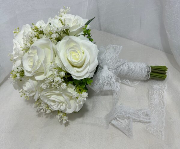 Bouquet de casamento branco com rosas e arranjos florais delicados.