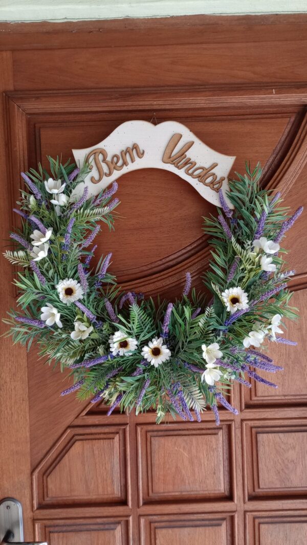 Buquê decorativo de plantas e flores em toms suaves.