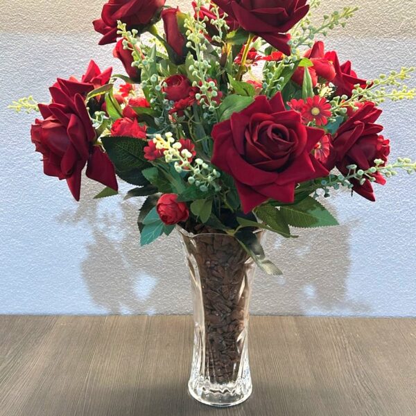 Arranjo de Rosas Vermelhas em Vaso de Vidro