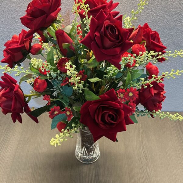 Arranjo de Rosas Vermelhas em Vaso de Vidro