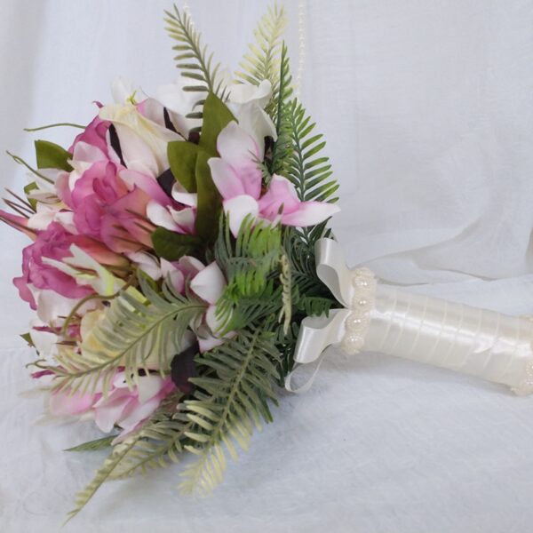 Buquê de Noiva com Rosas Brancas e Lisianto Lilás