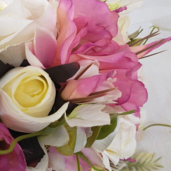 Buquê de Noiva com Rosas Brancas e Lisianto Lilás