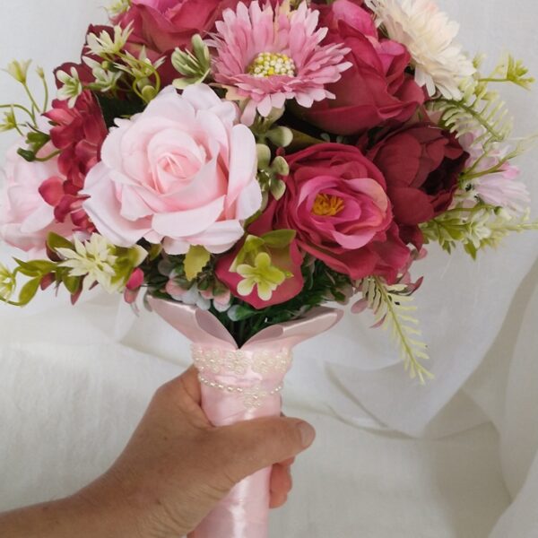 Buquê de Noiva de Rosas Marsala e Rosa Chá