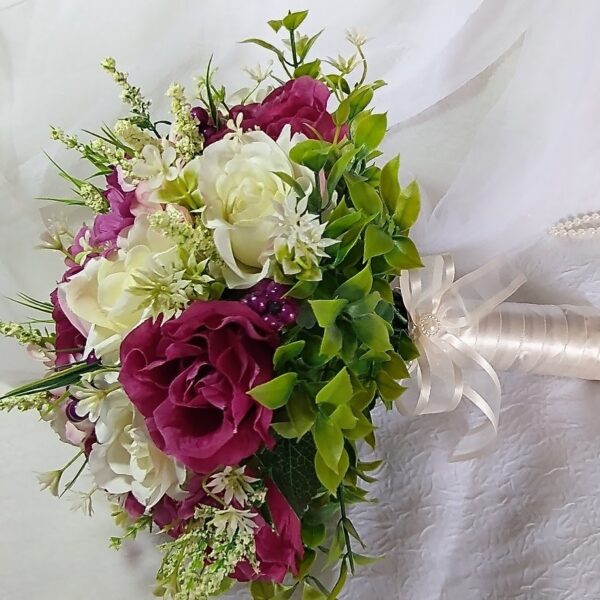 Buquê de Noiva de Rosas Brancas e Florzinhas Roxas