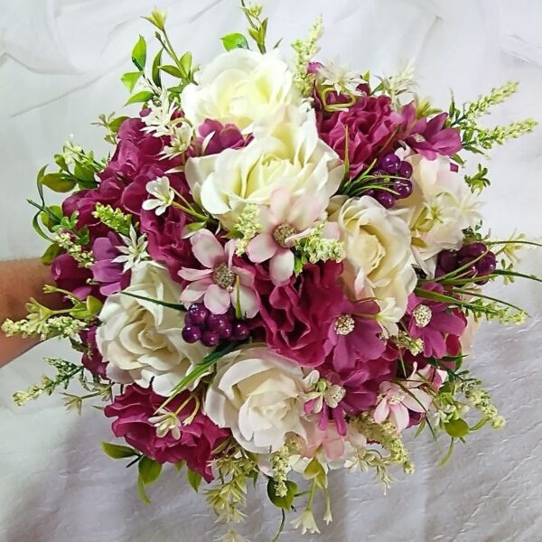 Buquê de Noiva de Rosas Brancas e Florzinhas Roxas