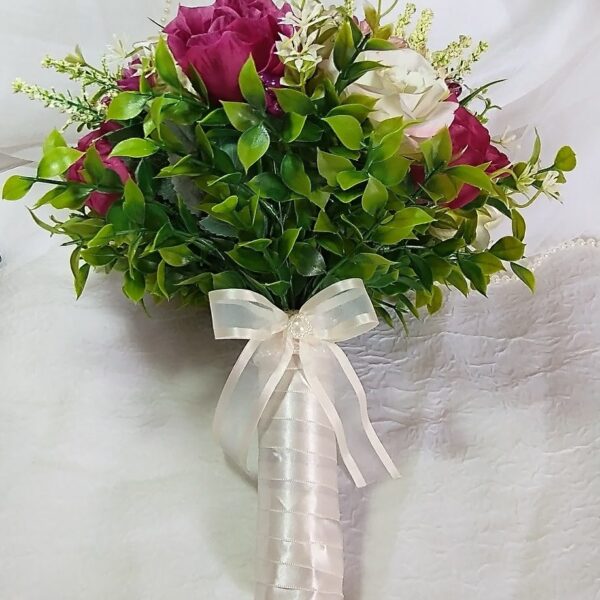 Buquê de Noiva de Rosas Brancas e Florzinhas Roxas