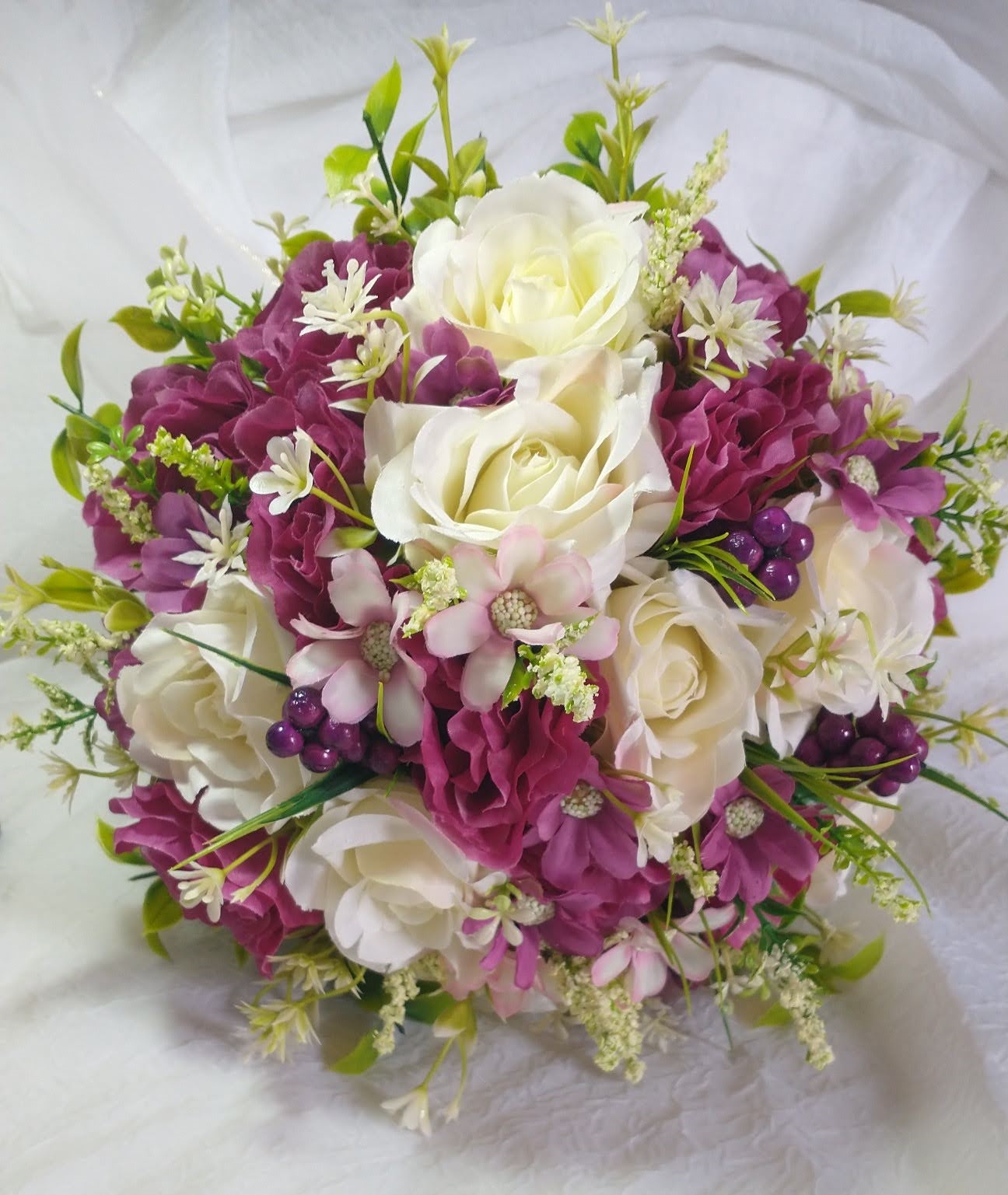 Buquê de Noiva de Rosas Brancas e Florzinhas Roxas – Kristina Arranjos