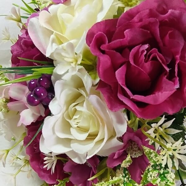 Buquê de Noiva de Rosas Brancas e Florzinhas Roxas