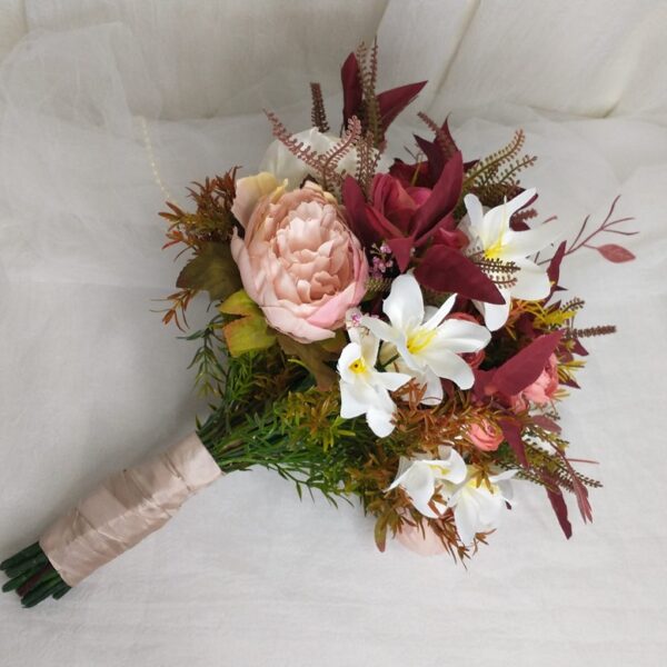 Buquê de Noiva de Rosas Marsala Assimétrico