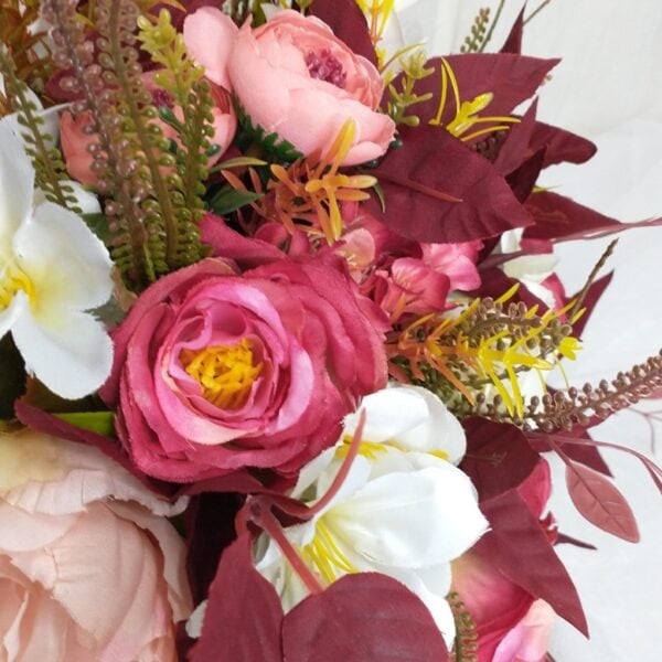 Buquê de Noiva de Rosas Marsala Assimétrico