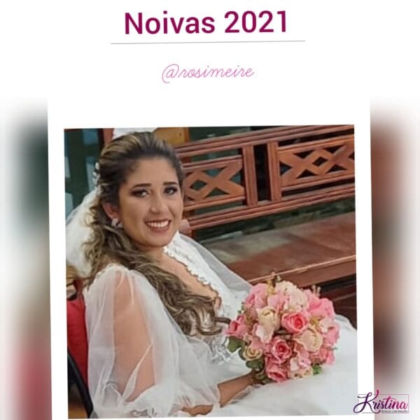 Buquê de casamento com rosas cor-de-rosa e brancas, no cinema clima de casamento civil romântico de noiva, decoração com flores.