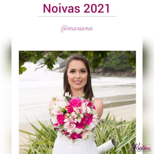 Florista segurando buquê de flores rosa e branca em ambiente externo.