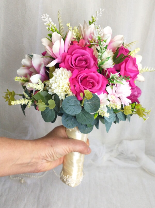 Rosas rosas rosas brancas e flores decorativas em buquê exuberante.