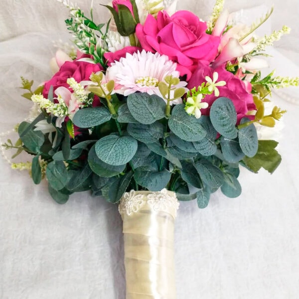 Buquê de casamento com rosas e folhagens verdes, decorativo e elegante.