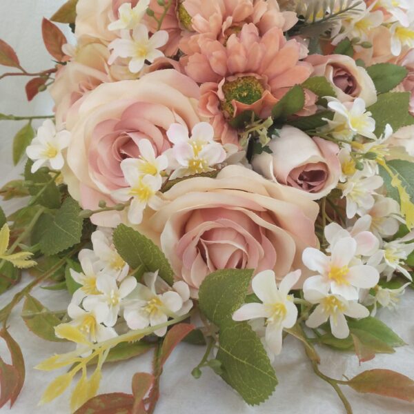 Buquê de Noiva Cascata com Rosas e Margaridas