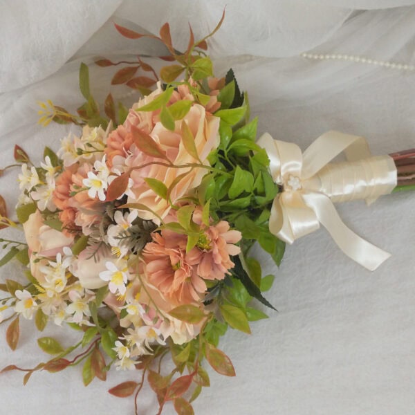 Buquê de Noiva Cascata com Rosas e Margaridas