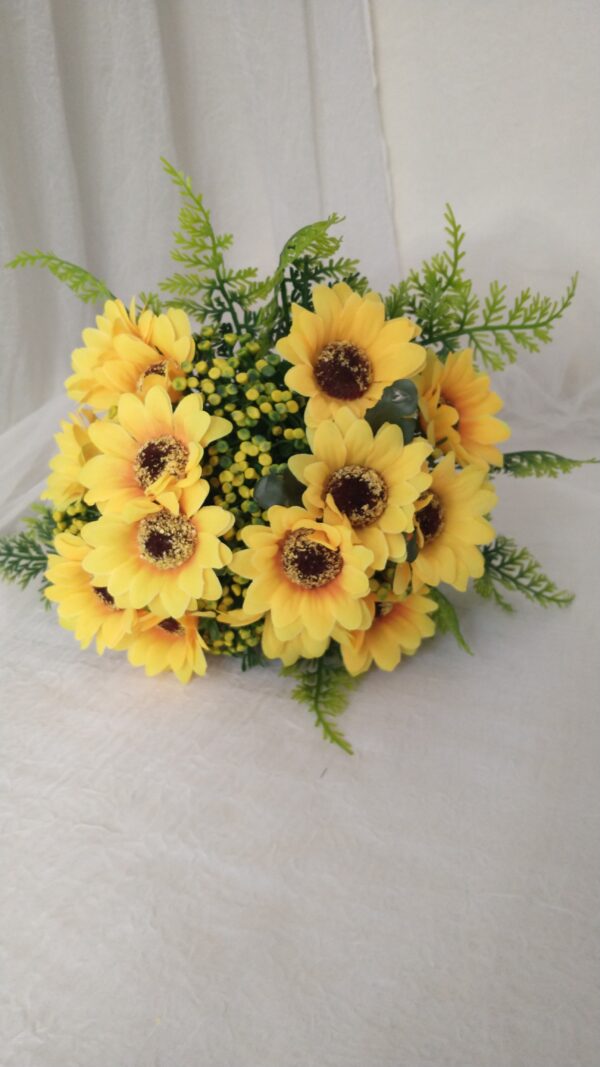 Buquê de girassóis amarelos com folhagem verde, arranjo floral decorativo bonito.