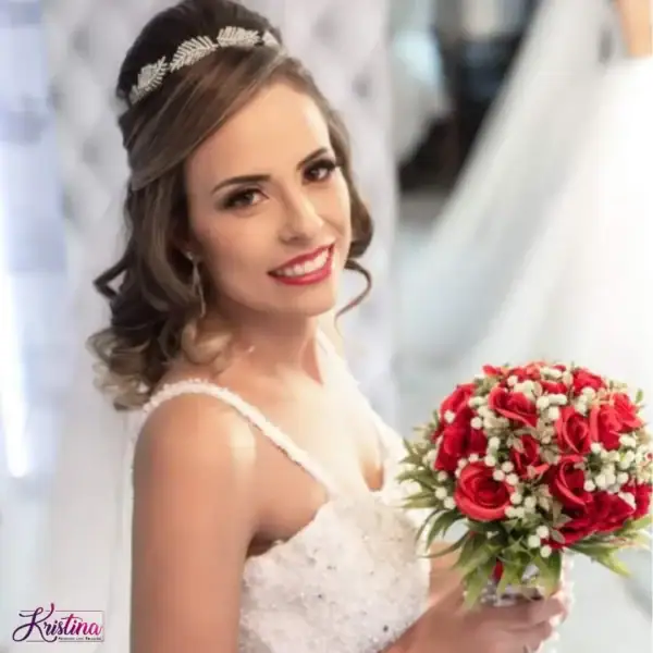 Linda noiva com buquê de rosas vermelhas e brancas, sorrindo e esperando a cerimônia de casamento.