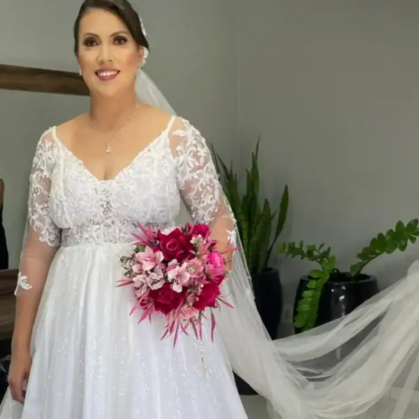 Buquê de casamento com flores rosas e vermelhas, personalizado para noivas.