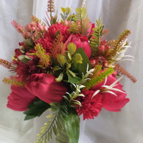 Buquê de Noiva de Peônias e Tulipas Vermelhas