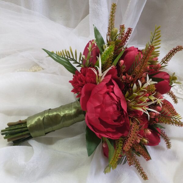 Buquê de Noiva de Peônias e Tulipas Vermelhas