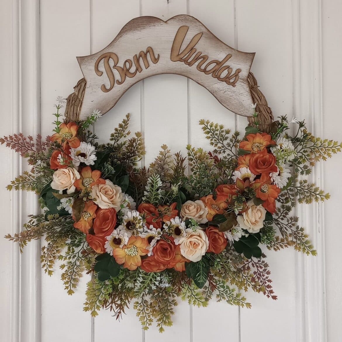 Buquê de flores com mensagem de boas vindas em decoração de porta.