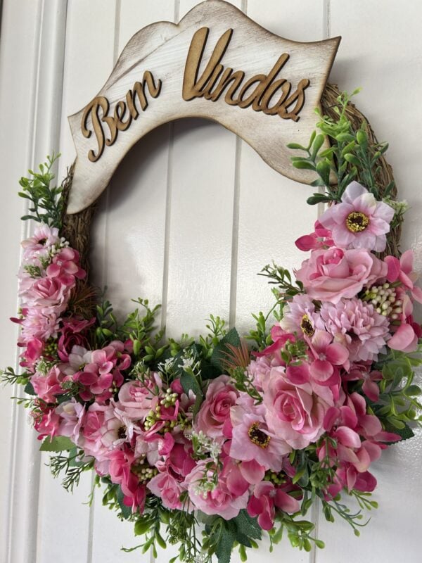 Buquê de flores decorativo com moldura de madeira e a frase "Bem Vindos" em destaque.
