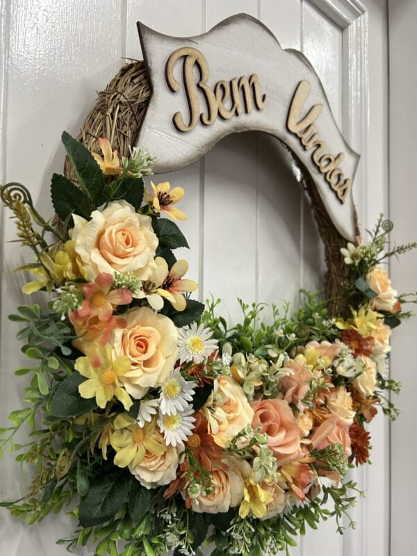 Büchero de flores decorativo com rosas, margaridas e folhagens em tons suaves.