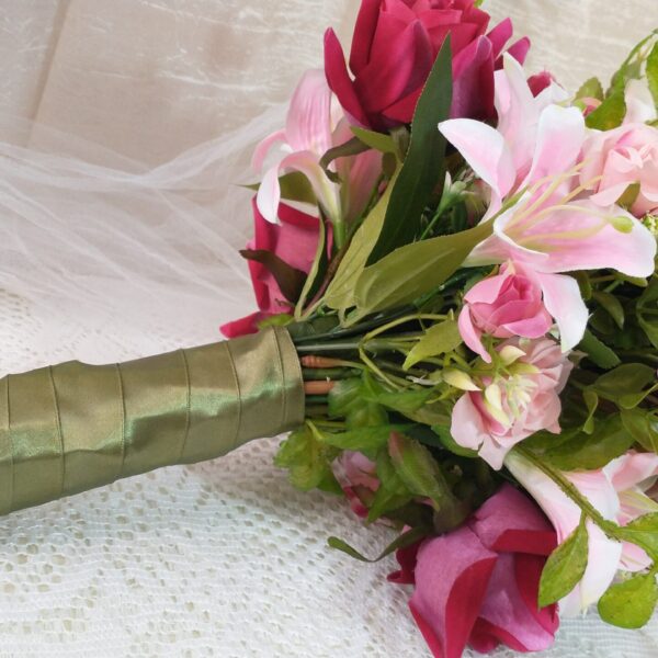 Buquê de Noiva de Rosas Magenta e Rosa