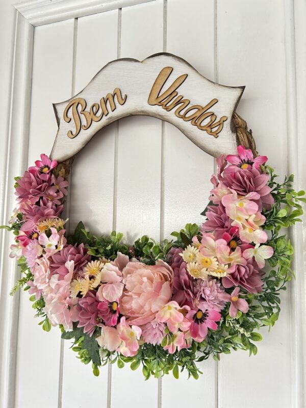 Bouquet de flores decorativo com inscrição "Bem vindos" em madeira, ideal para decoração de festas e eventos.