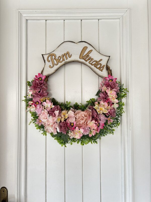 Buquê de flores decorativo com folha de boné e mensagem de bom dia.