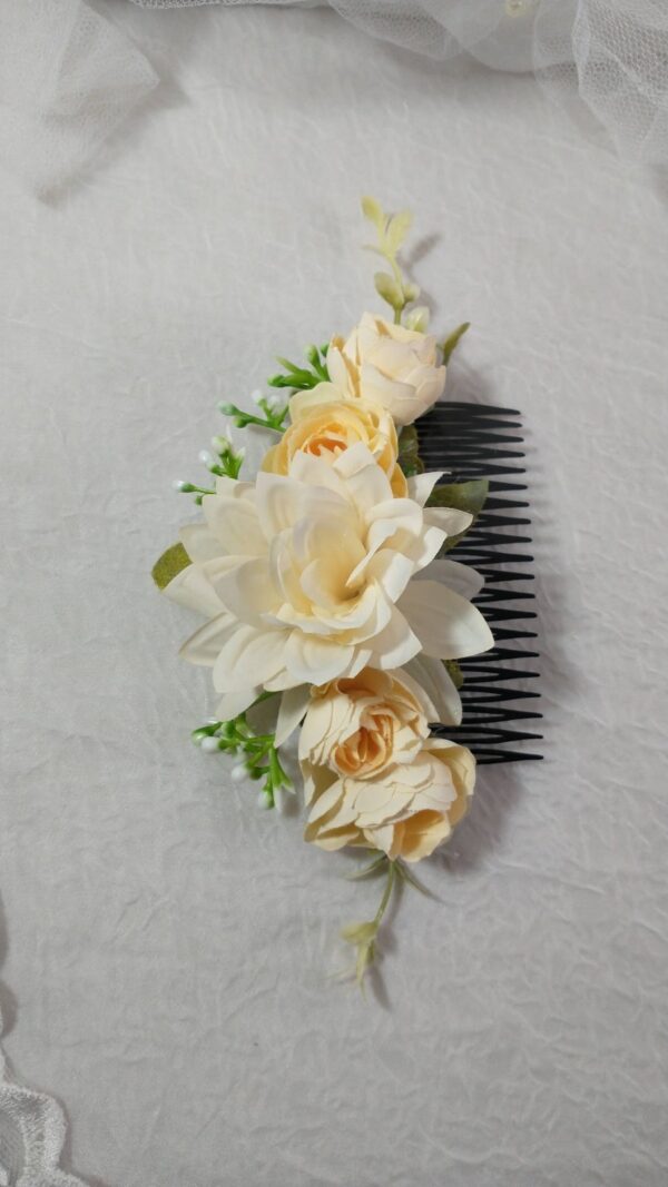 Argola de cabelo com flores creme delicadas, ideal para ocasiões especiais.
