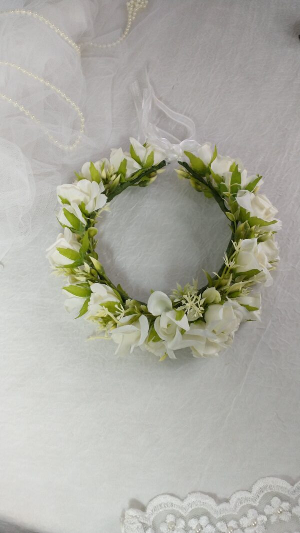 Coroa de flores brancas com detalhes verdes para casamento ou evento.