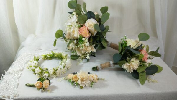 Buquê de casamento com flores brancas, rosas e folhagens verdes, decorativo e elegante.