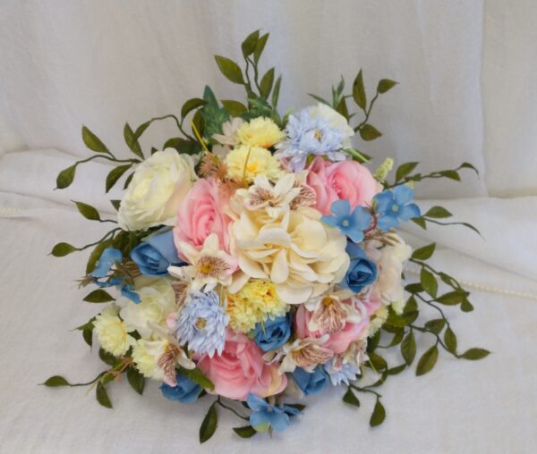 Bouquet de flores coloridas com rosas, hortênsias e folhagem natural.