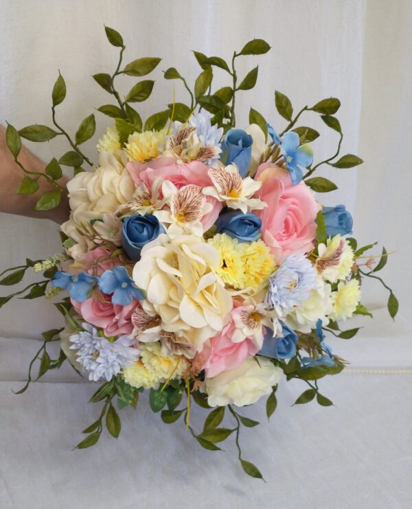 Buquê de flores colorido com rosas, orquídeas e folhagens.