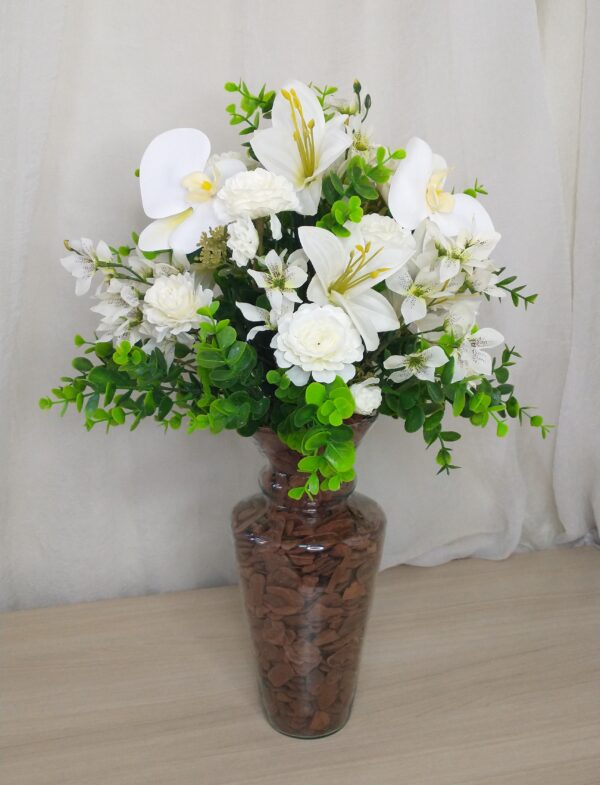 Buquê de flores brancas em vaso de vidro com pedrarias, arranjo elegante e sofisticado.